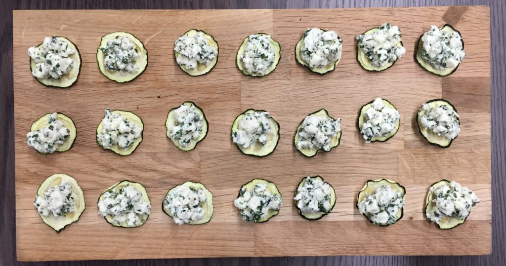 Dehydrated courgette discs with Greek topping